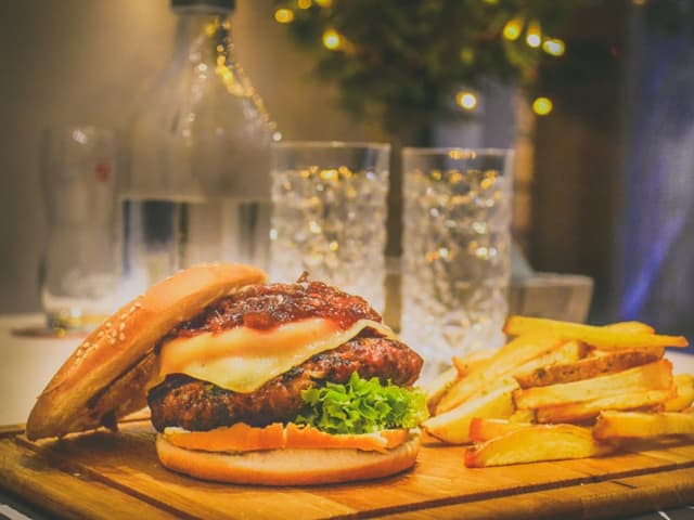 Hamburguesa doble con papas