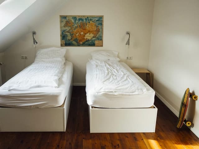 Cama en habitación compartida